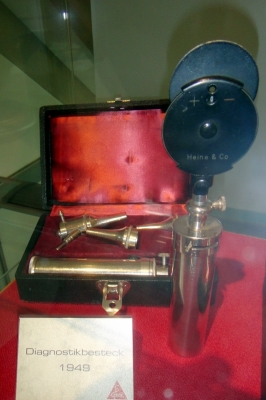 Музей диагностических инструментов - отоскоп HEINE 1949 г.